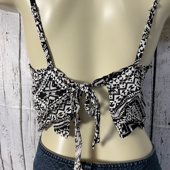 Express Black & White Geometric Pattern Halter Style Crop Top Sz Medium NWT - Picture 5 of 5